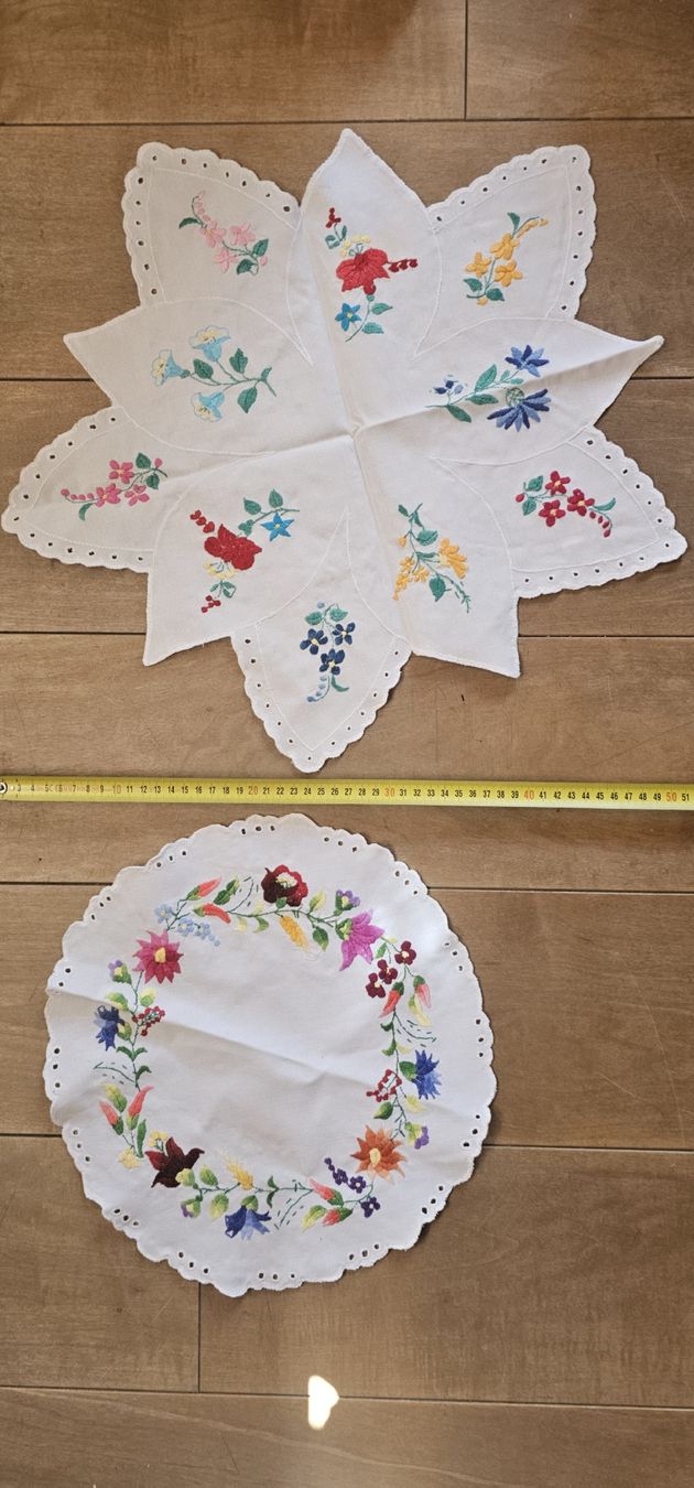 Tovaglioli: 2stk Stoffservietten bestickt mit Blumen  – Nuovo (secondo la descrizione) da Saanen venduto da Steierlein