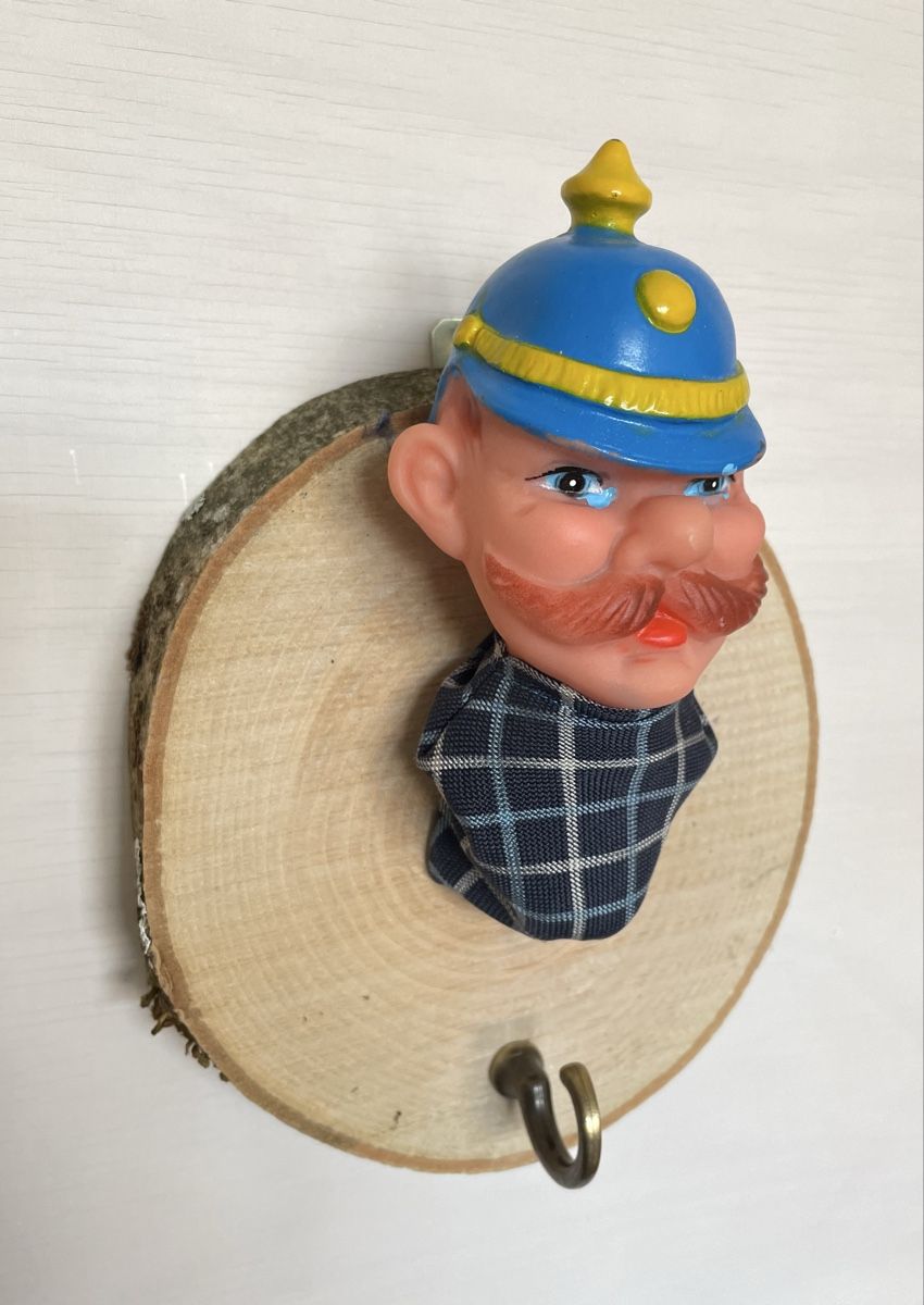 Guardaroba: Garderobe mit Kasperli Figur – Usato da Zürich venduto da Refereefair