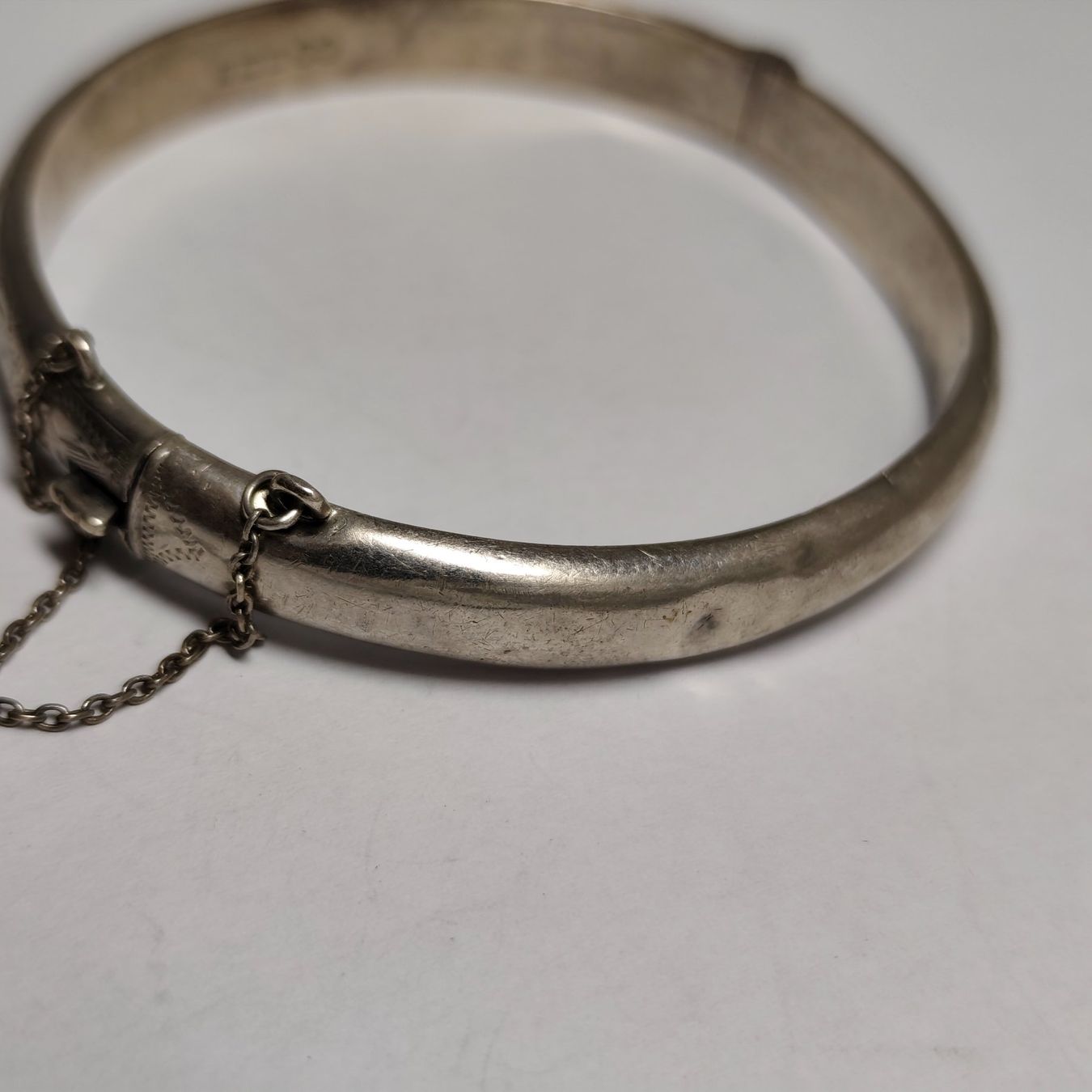 Bracciali & Braccialetti: Bracelet jonc ouvrant gravé en argent massif #B3 – Usato da Châtelaine venduto da Tropic.Watch2 4