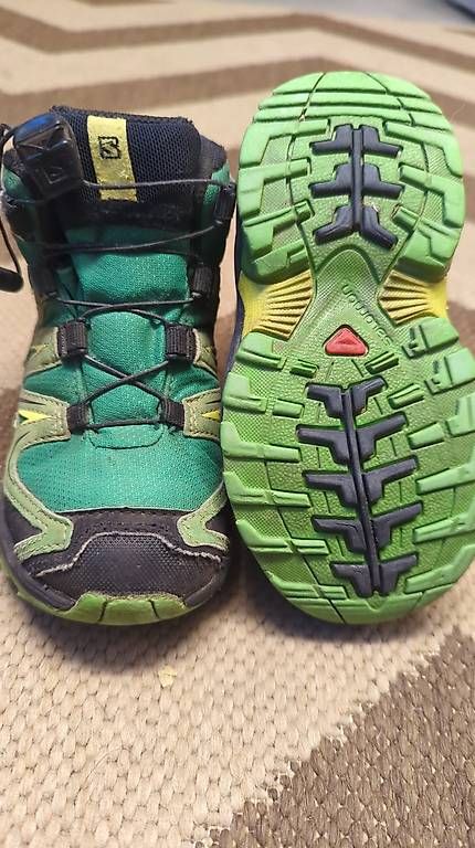 Chaussures garçon: Salomon Wanderschuhe Gr. 26 – D'occasion à Wolfhalden par Trixi_Bella_Be