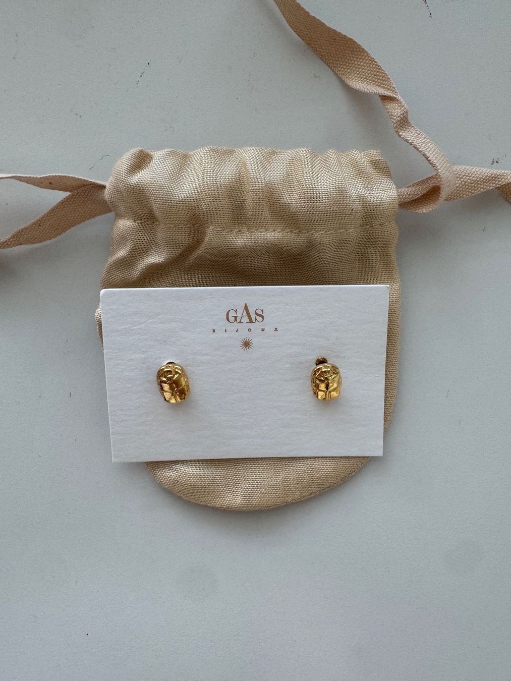 Orecchini pendenti & Orecchini a lobo: Ohrringe - Gold pleated Scarabaeus – Nuovo e nell'imballaggio originale da Schindellegi venduto da Zurpan 1