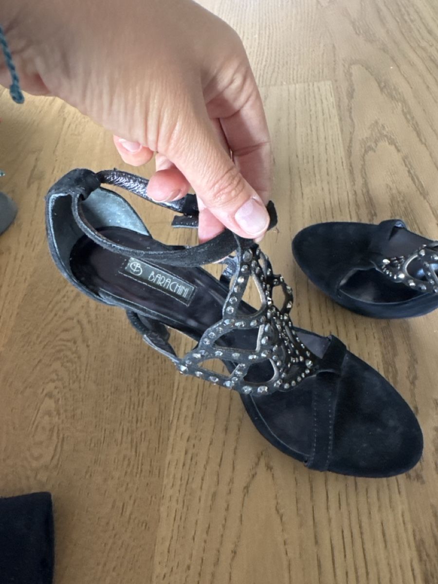 Scarpe da donna: Black Suede High Heel Sandals with Studs – Nuovo (secondo la descrizione) da Zürich venduto da VittoDS 3
