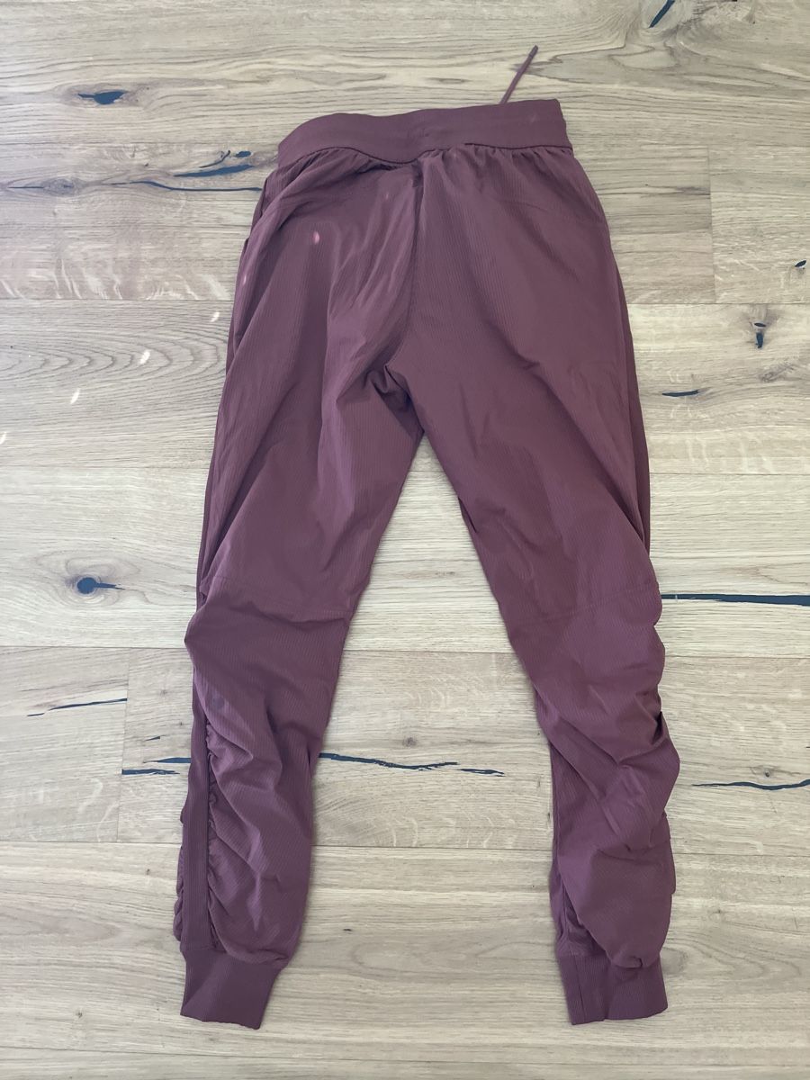 Lululemon Pantalons: Lululemon joggers rust colour  – D'occasion à Reinach BL par pinklemonade 1