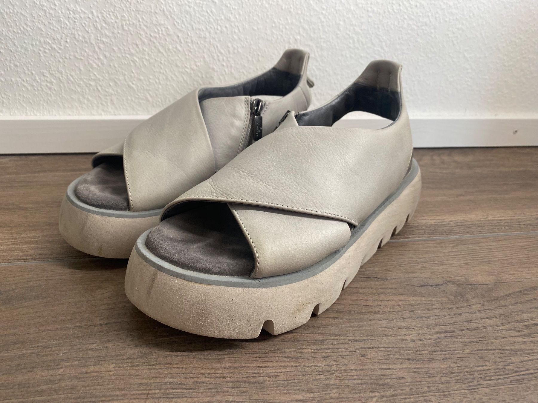 Lofina Damenschuhe: Lofina Sandalen grau Gr. 37 – Gebraucht aus Arlesheim von san_w9vr 2