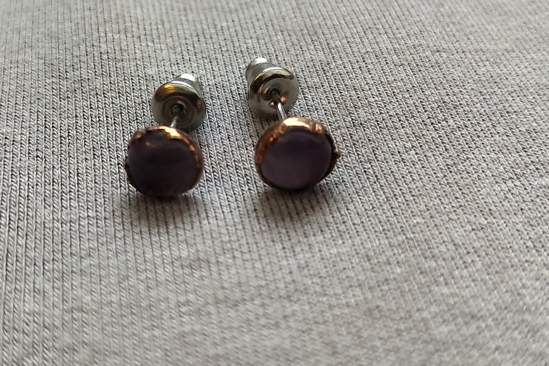 Orecchini pendenti & Orecchini a lobo: Ohrstecker mit Amethyst, Kupferfassung – Usato da Gempen venduto da DennisKl