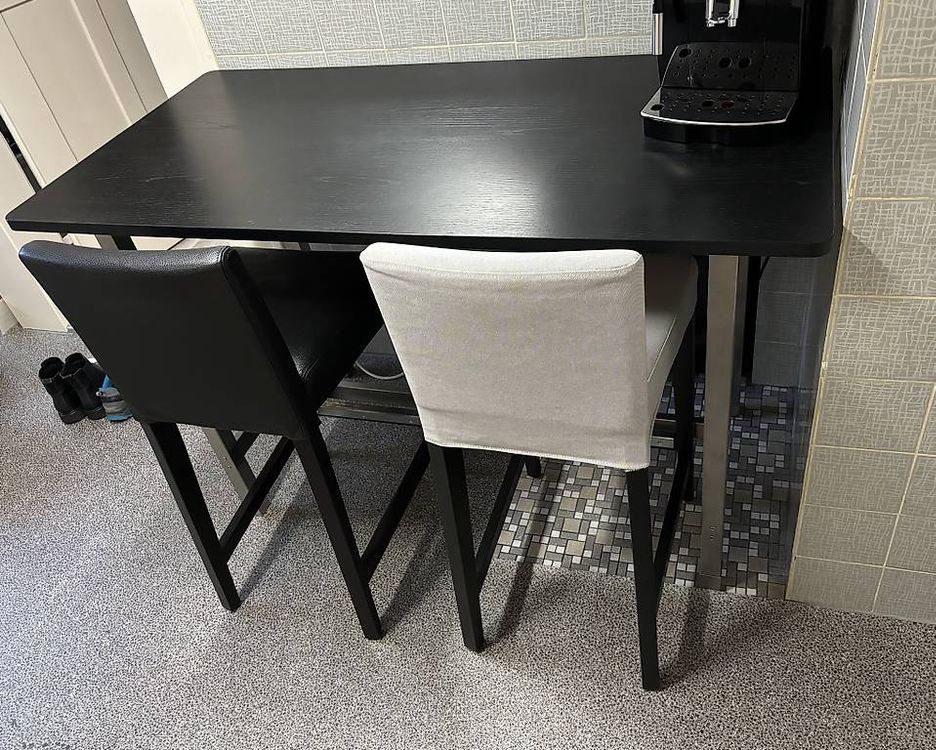 Set di tavolo e panche: Bartisch mit 2 Hockern – Usato da Gasel venduto da jen_6nzz