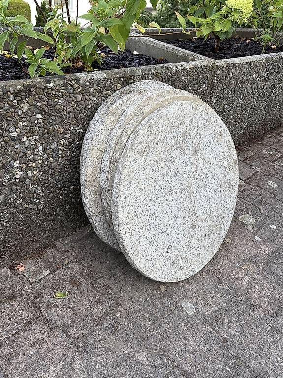 Pierres & tuiles: Grosse Natusteine, Findlinge, Gartenplatten – D'occasion à Zofingen par magritte02 4