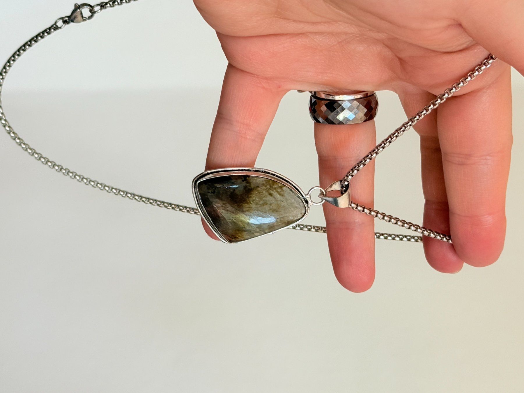 Colliers: Collier Labradorite - Élégance et Mystère 💎 – Neuf avec emballage d'origine à Genève par AWWA 8