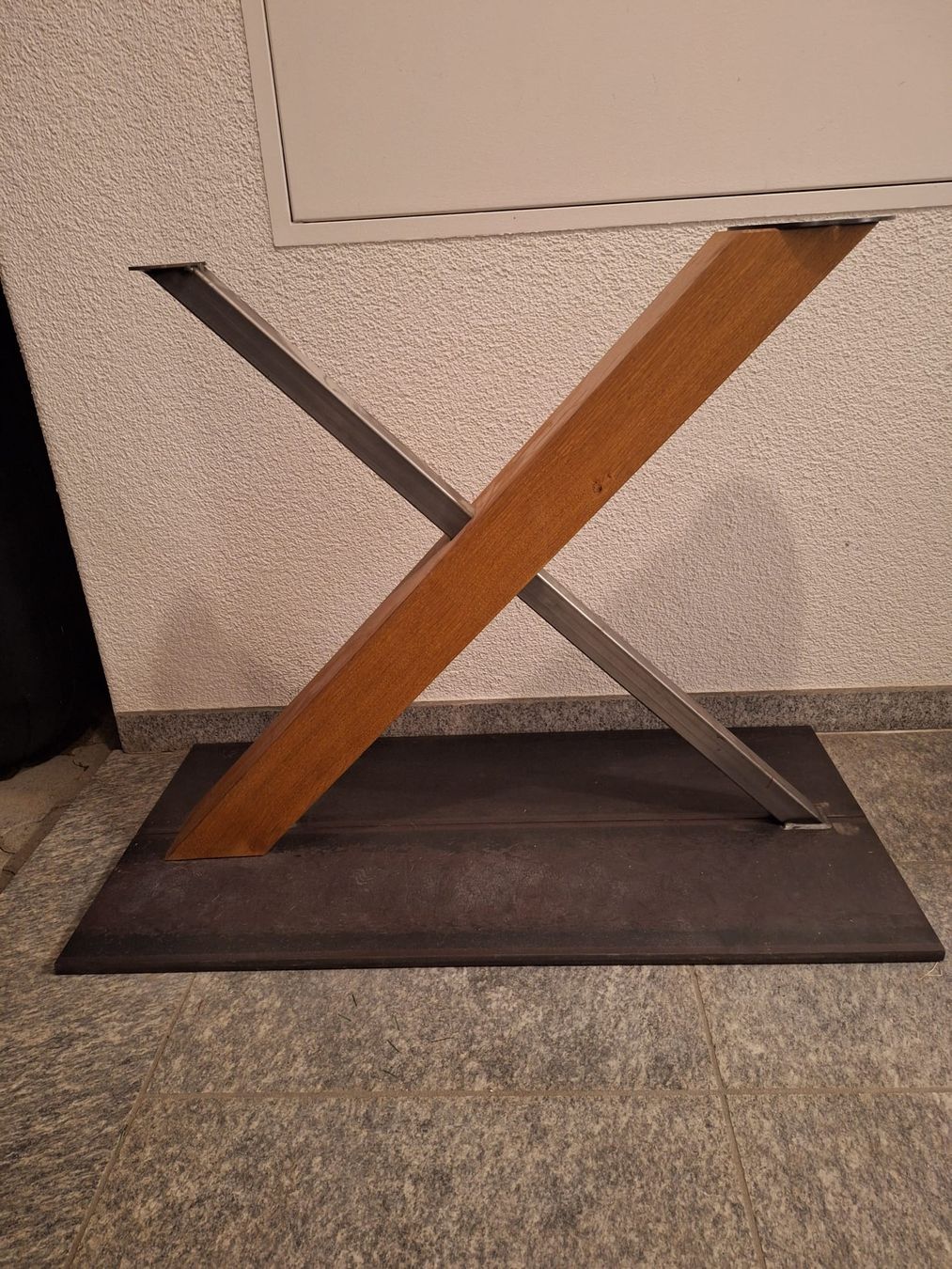 Sonstiges Mobiliar: Tischbein aus Holz und Metall – Gebraucht aus Rothenthurm von Michele_1967