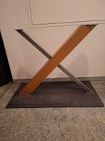 Tischbein aus Holz und Metall