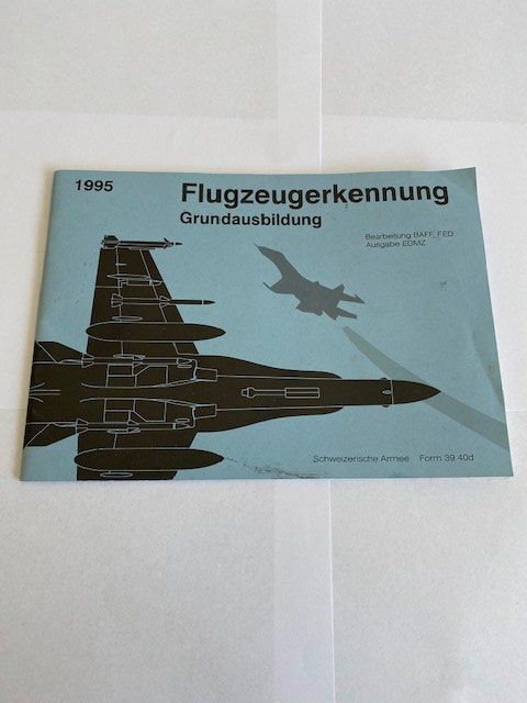 Libri: REGLEMENT FLUGZEUGERKENNUNG  CH ARMEE – Usato da Chur venduto da silbermon
