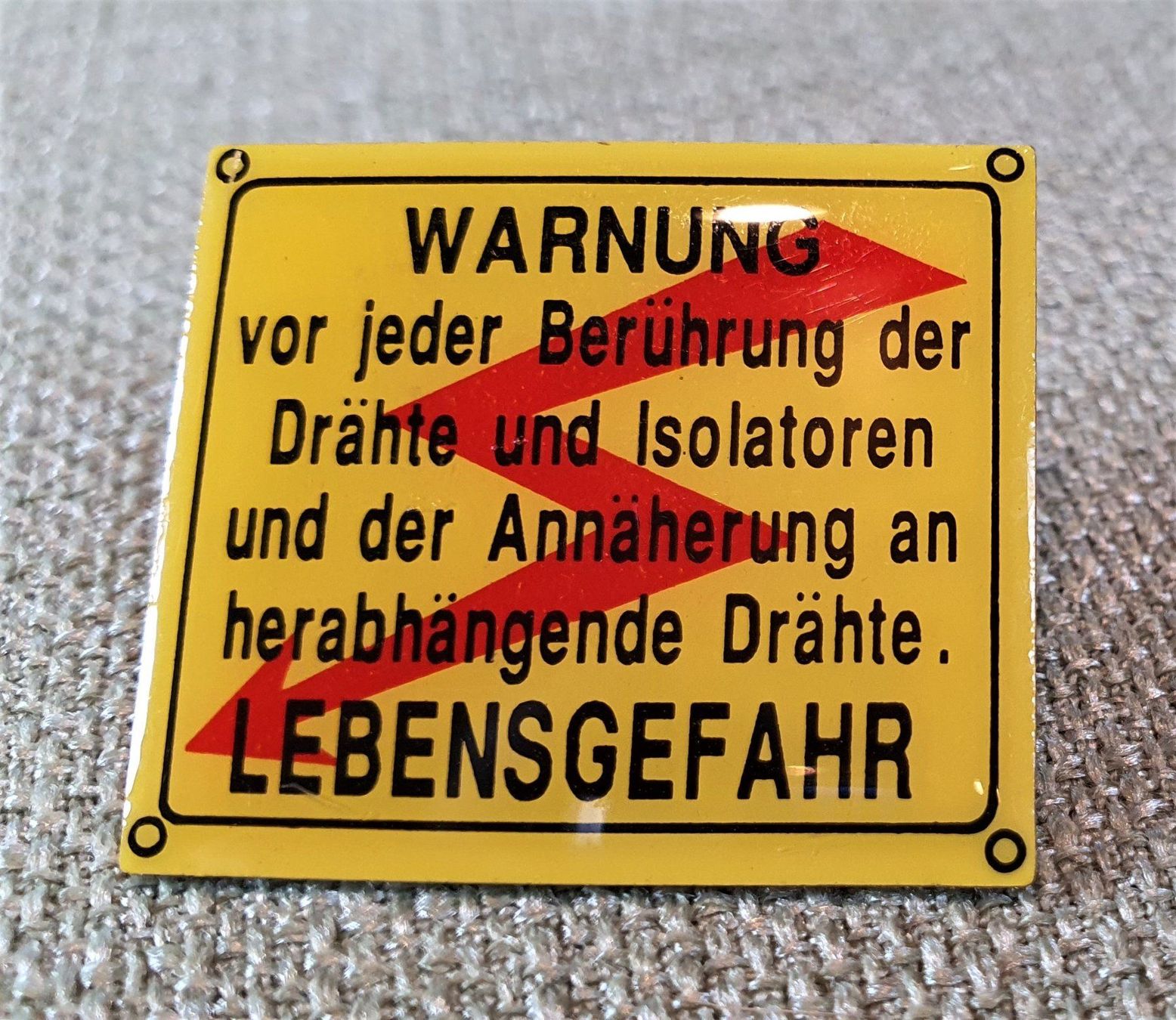 SBB/CFF/FFS Plaquettes & Badges: B028  Pin SBB Warnung Lebensgefahr Strom – D'occasion à Reinach BL par Boston-Verkauf 1