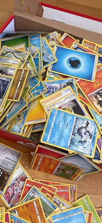 Cartes à collectionner: Schuhbox voll mit Pokemon Karten – D'occasion à Uettligen par mil_s5b6 2