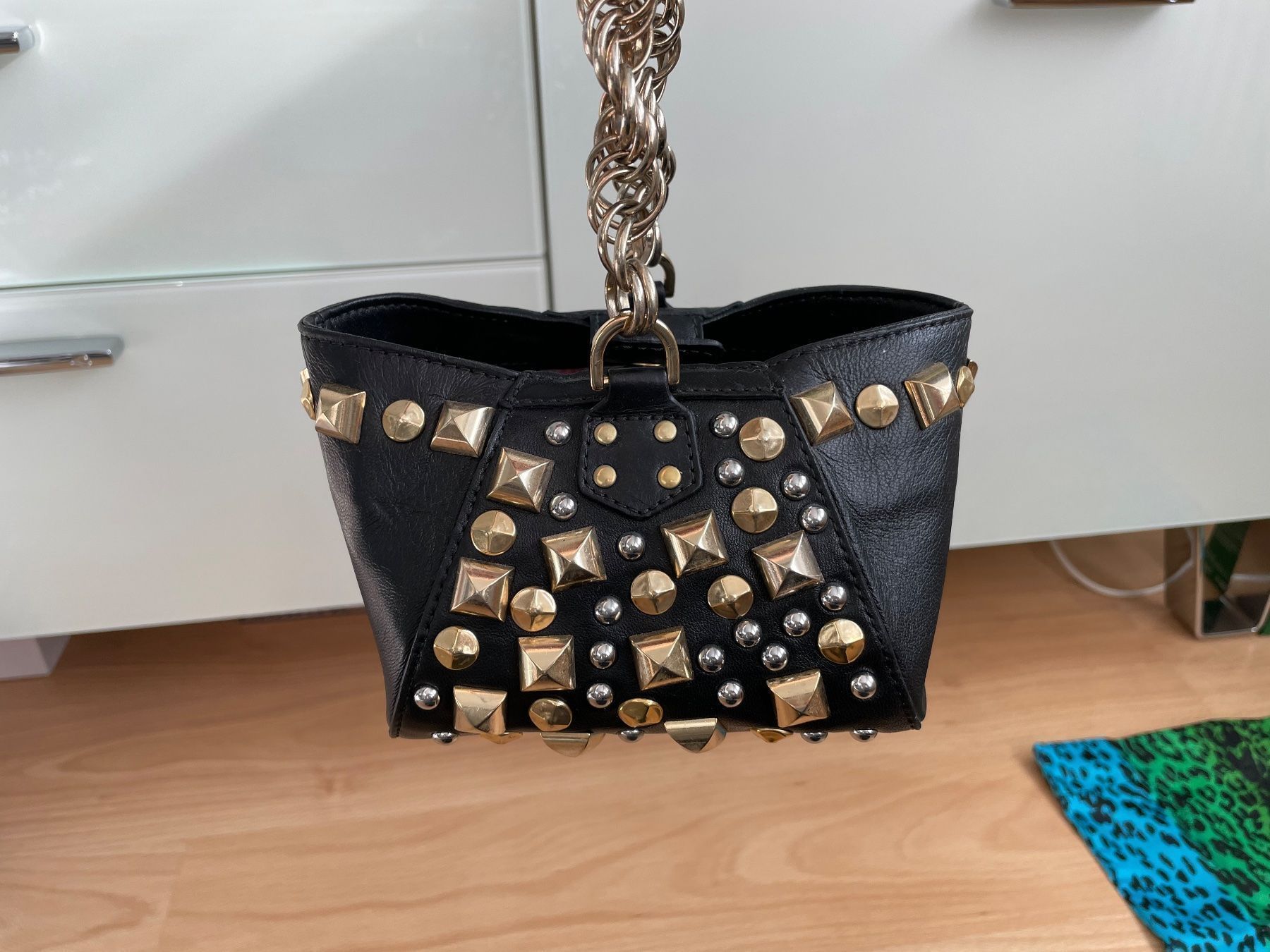 Taschen für Damen: Versace for H&M rockige Nietentasche – Neu (gemäss Beschreibung) aus Zürich von Pony74