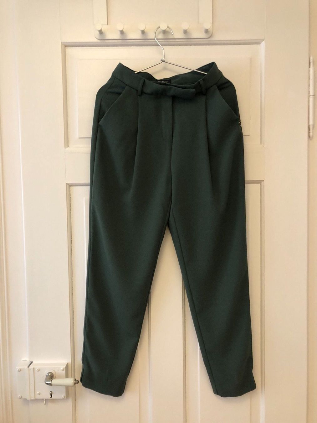 Pantaloni: Lässige salbeigrüne Hose Gr. 32 – Usato da Zürich venduto da MakasoZH