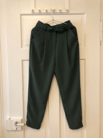 Lässige salbeigrüne Hose Gr. 32