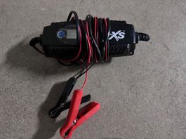 XS Batterie Ladegerät 12V Digitalanzeige KFZ Auto / Motorrad