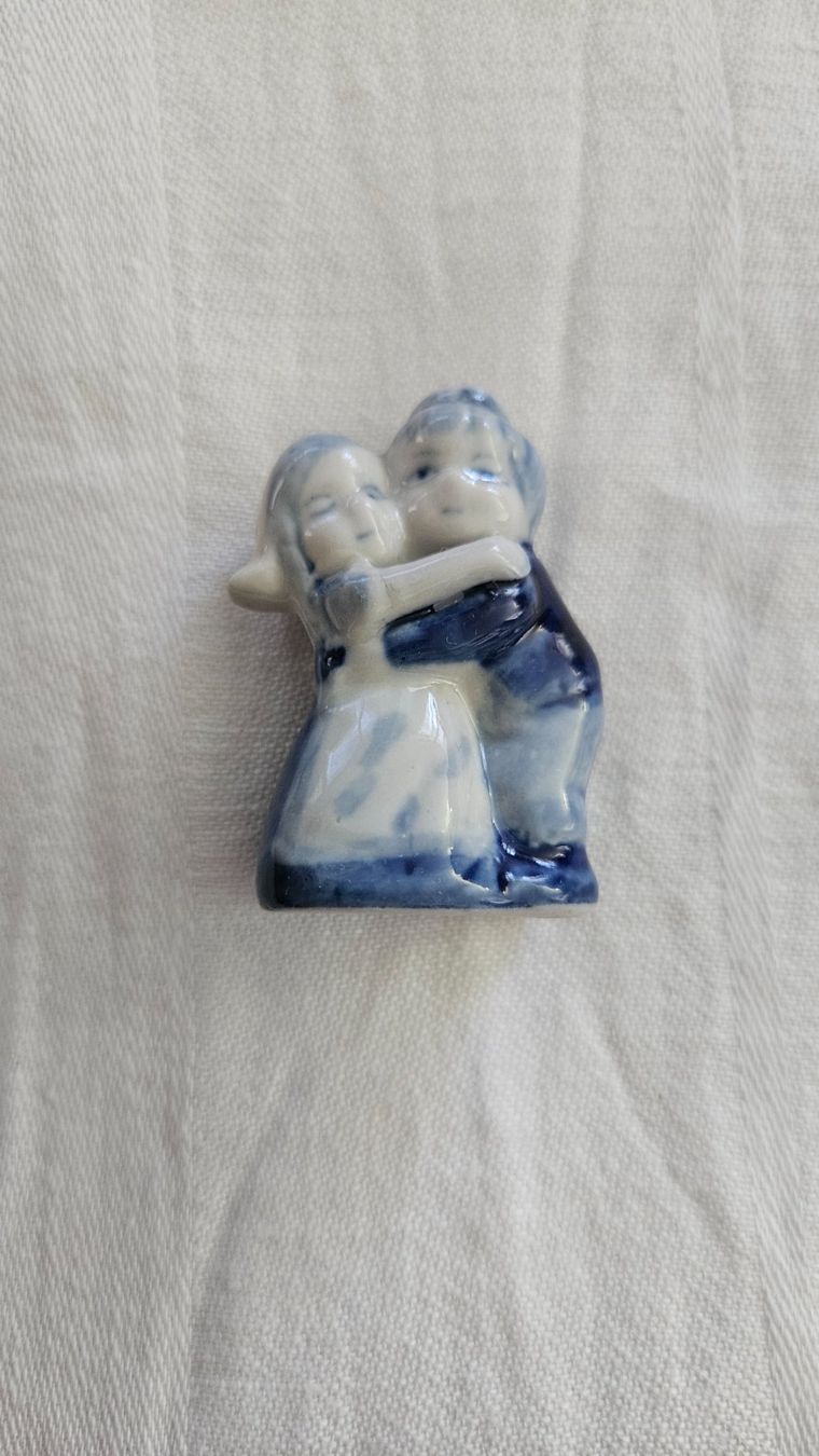 Statuette: Statuina biancoblu bambini abbracciati – Usato da Melano venduto da H-Sara