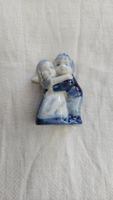 Statuina biancoblu bambini abbracciati