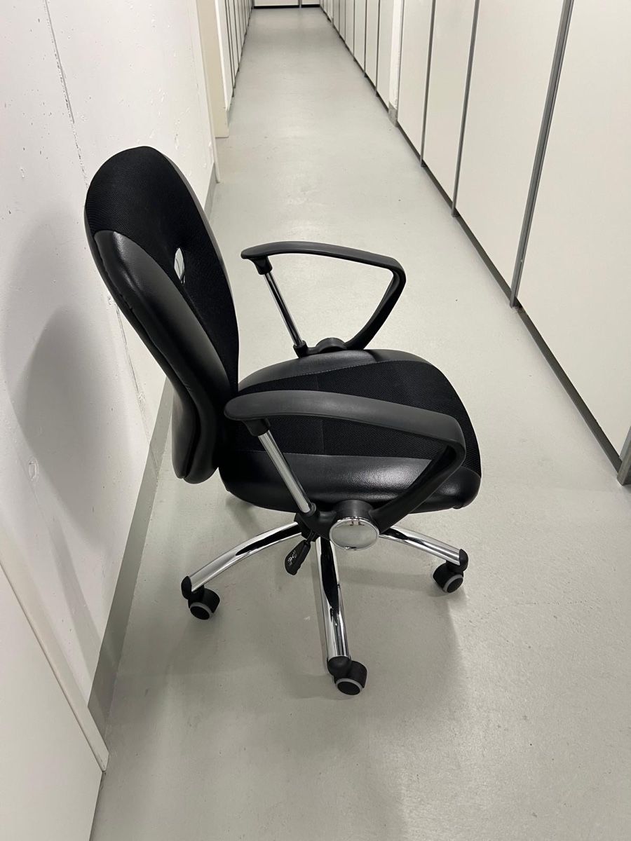 Chaises: Sedia da ufficio girevole nera con braccioli e ruote – D'occasion à Gossau ZH par SistersBeauty 1