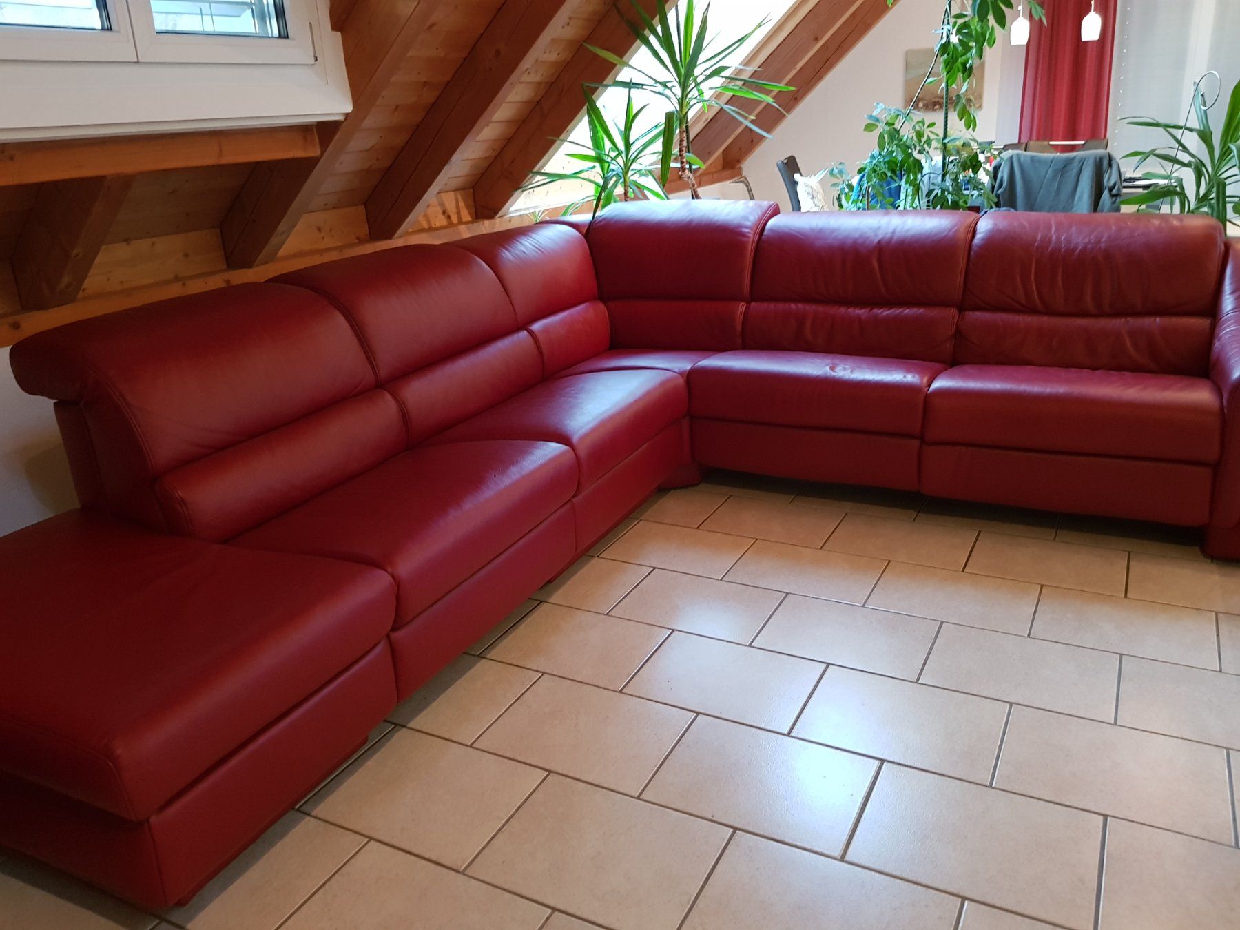 Sofas: Hochwertiges dunkelrotes Leder Ecksofa, verstellbare Teile – Gebraucht aus Turbenthal von viw_48fr