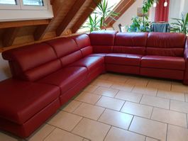 Hochwertiges dunkelrotes Leder Ecksofa, verstellbare Teile