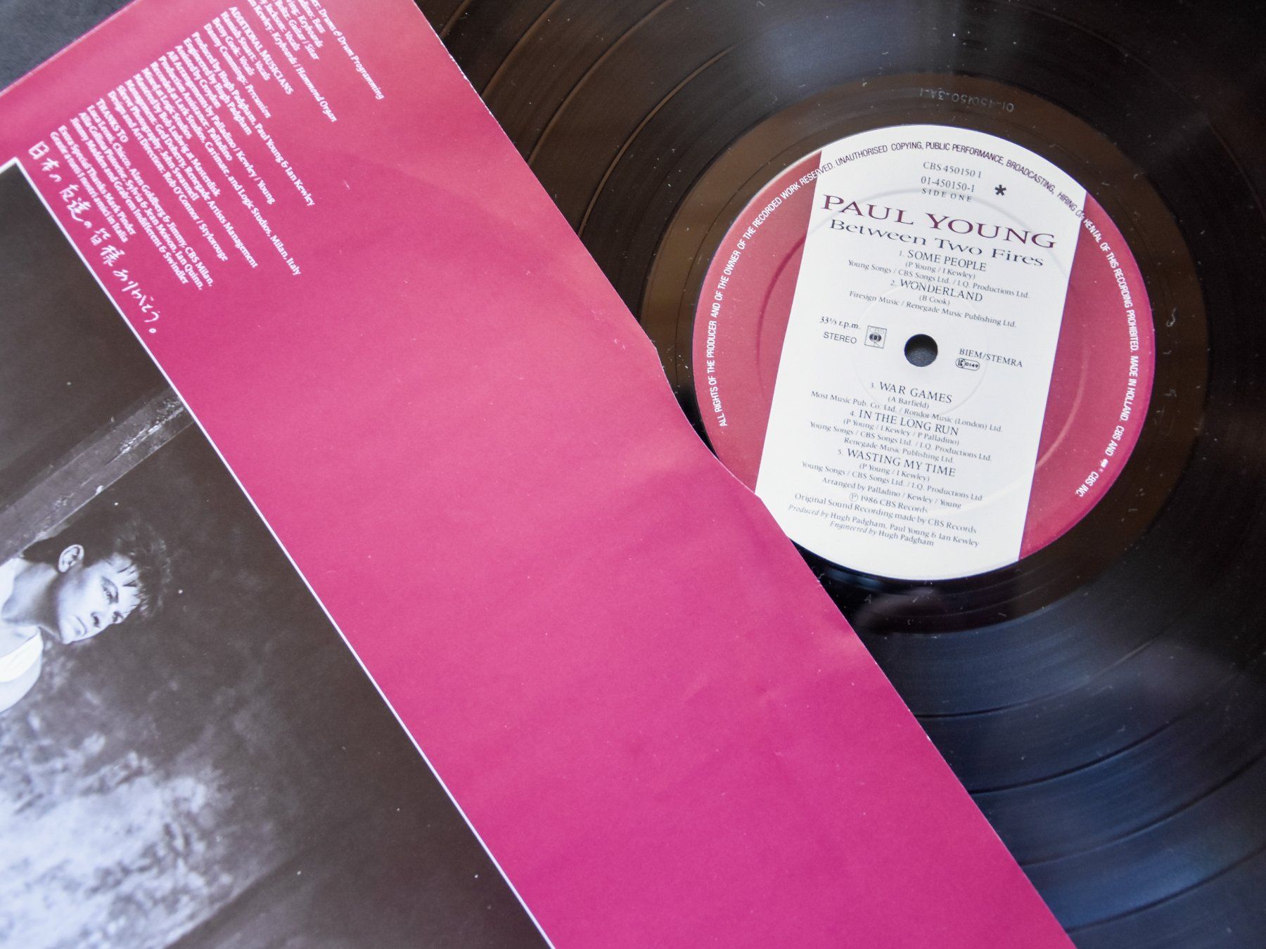 Schallplatten: Paul Young - Between Two Fires – Gebraucht aus Belmont-sur-Yverdon von ag97 2