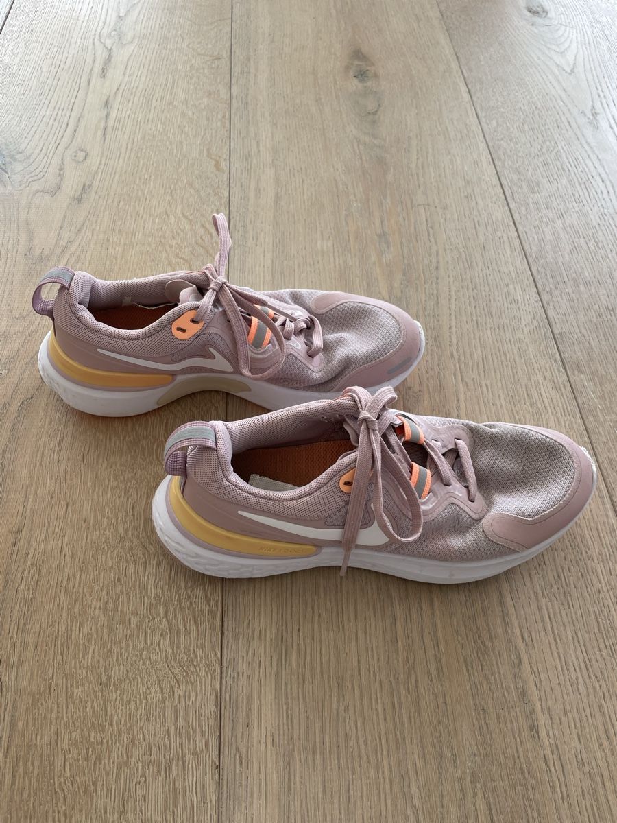 Nike Chaussures filles: Nike Kinderschuhe Grösse 37.5 – D'occasion à Hohenrain par Oters 3