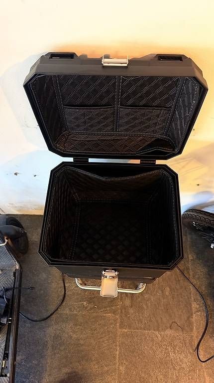 Tutti i ricambio per moto: Schwarze Motorrad Box Neu – Usato da Unterseen venduto da beE-Scooter 2