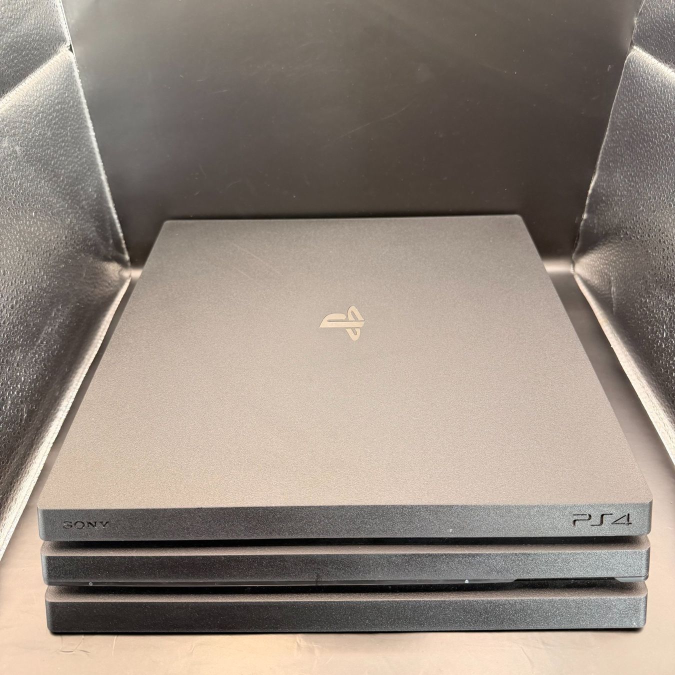 Sony Console: Sony PlayStation 4 Pro 1TB Schwarz – Usato da Düdingen venduto da Nerdworld 1