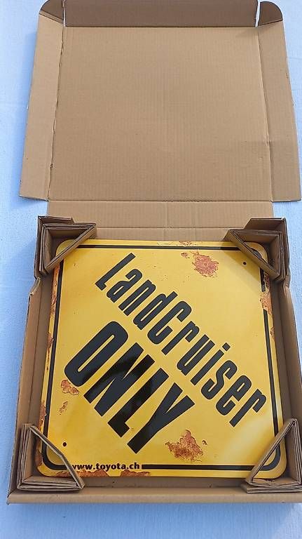 Insegne: Emaille Schild "Toyota Land Cruiser Only" – Usato da Frauenkappelen venduto da Chruetzhubel 1