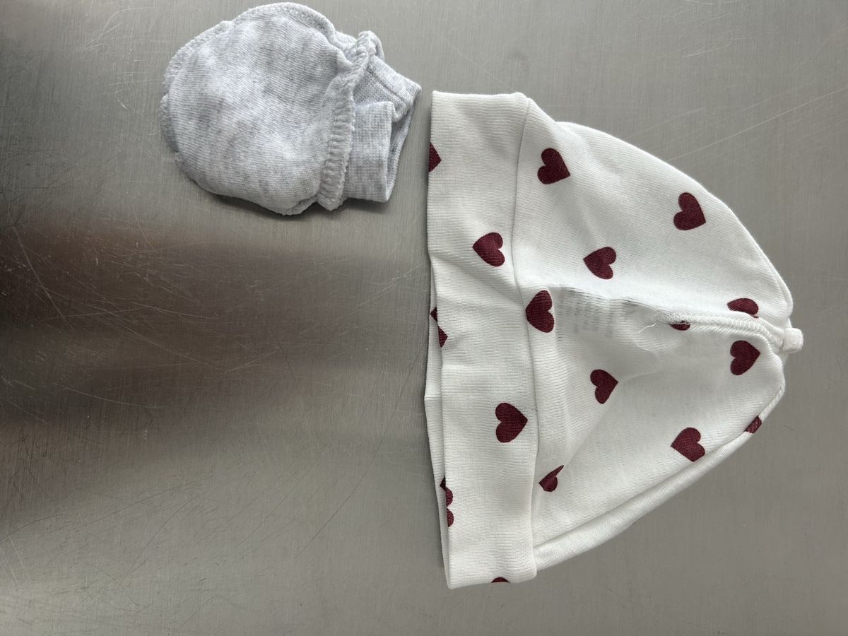 Lotti & Set di vestiti: Newborn Fäustlinge und Mützchen – Nuovo (secondo la descrizione) da Rafz venduto da fre_7k7h