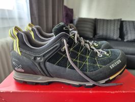 Wanderschuhe von Salewa in der Grösse 42½.