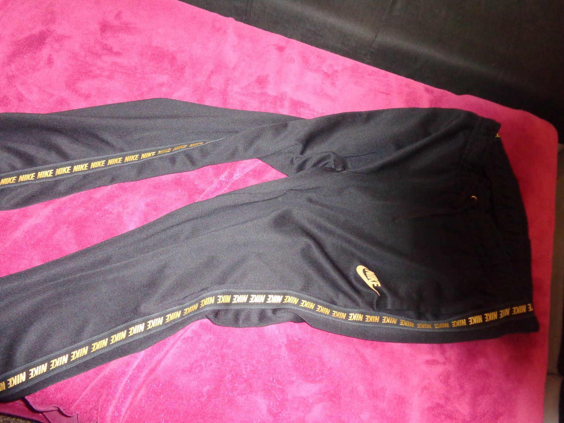 Lotti di vestiti: Trainer Nike Gr S schwarz mit Gold – Usato da Liestal venduto da Gecko16