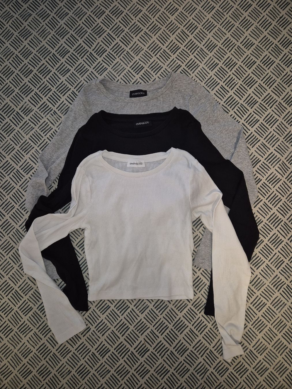 Top: 3x Croptop langärmlig XS – Usato da Obfelden venduto da Spielsachenschweiz
