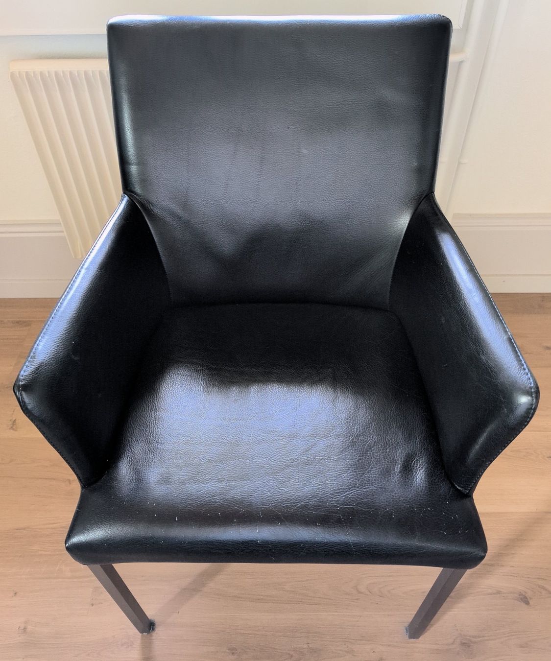 Pfister Stühle: 4 schwarze Leder-Stühle – Gebraucht aus Burgdorf von CVbenBdF