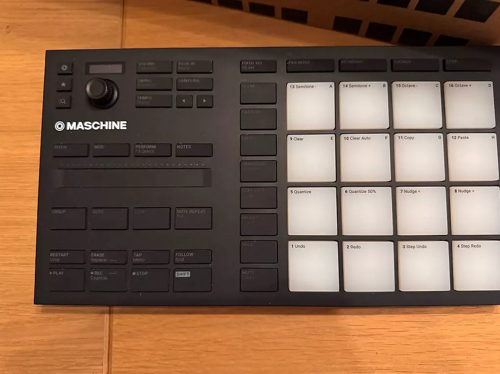 Strumenti musicali: Native Instruments Maschine Mikro MK3 – Usato da Kreuzlingen venduto da PDC90 1