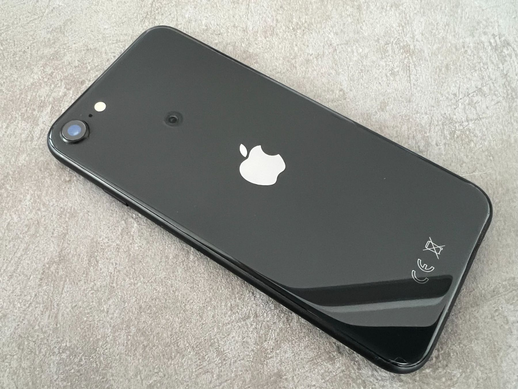 Apple Telefoni cellulari / Smartphones: iPhone SE, 64GB, 2. Generation, schwarz, neuwertig – Usato da Hünenberg venduto da CardDrop 2