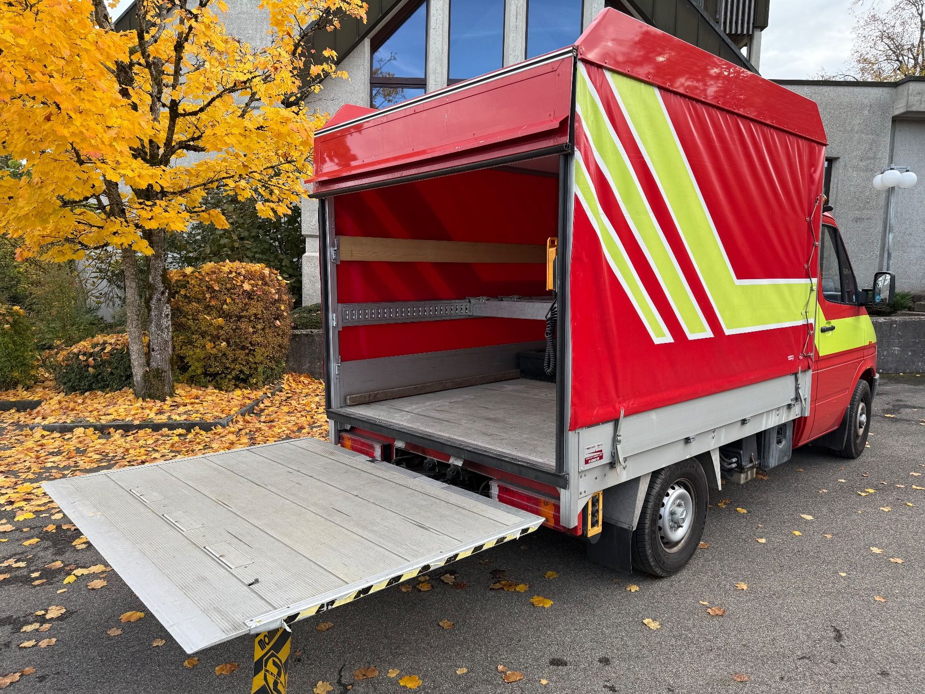 Mercedes-Benz Veicoli commerciali: Mercedes-Benz 310 D mit Hebebühne – Usato da Schönenberg ZH venduto da froggi1 2