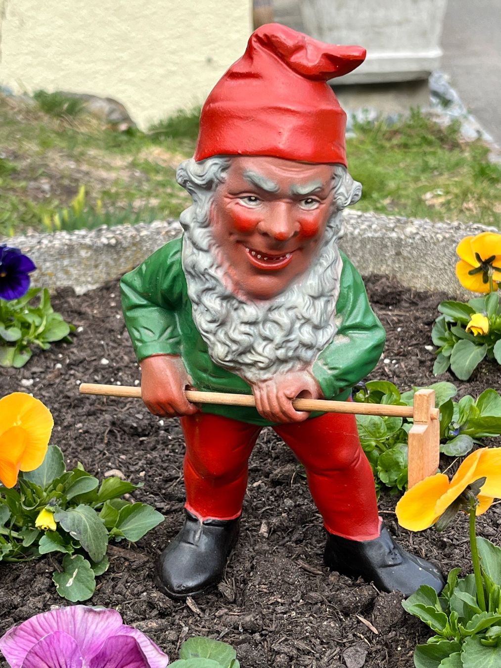 Statuette: Alter Gartenzwerg – Usato da Kandergrund venduto da honey-art_and_more
