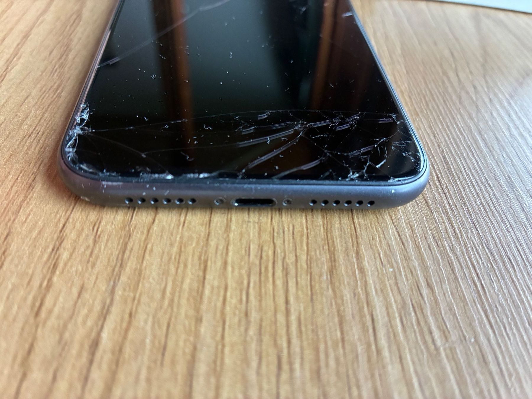Apple Telefoni cellulari / Smartphones: iPhone 11 Schwarz 128gb – Usato da Thun venduto da KalebHWinter 5