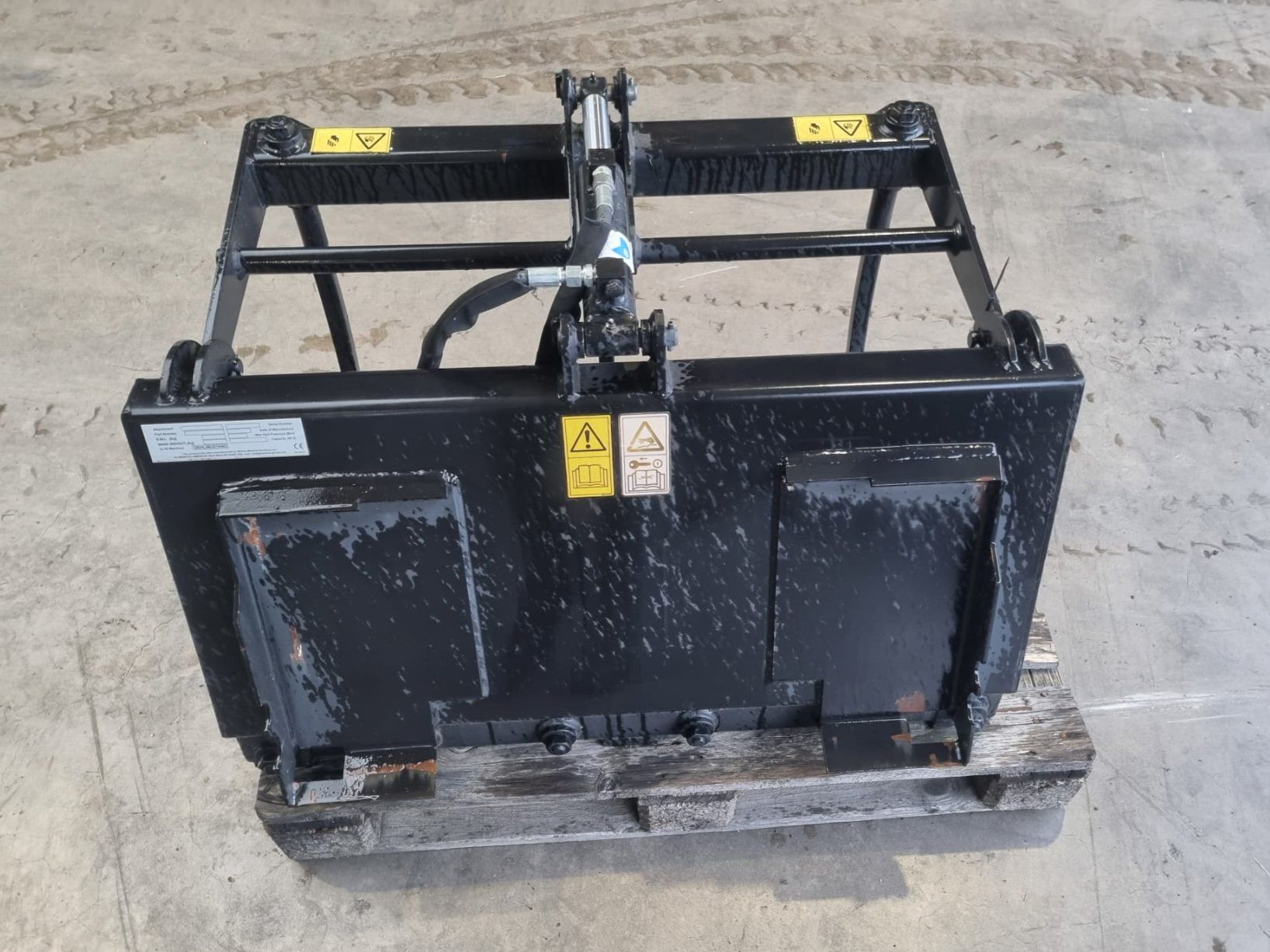 Manitou Hoflader: MANITOU Dunggabel mit Greifer – Neu und originalverpackt aus Balterswil von AgrarLandtechnik 1