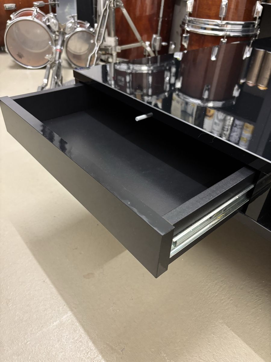 Tables: Schwarzer Couchtisch mit Schublade – D'occasion à Kreuzlingen par Sarakim 2