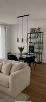 Glastisch, 4 Stühle, Regal & Hängeleuchte