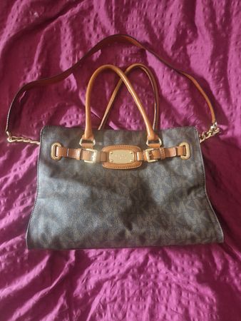 Elegante Michael Kors Tasche im typischen MK-Muster!