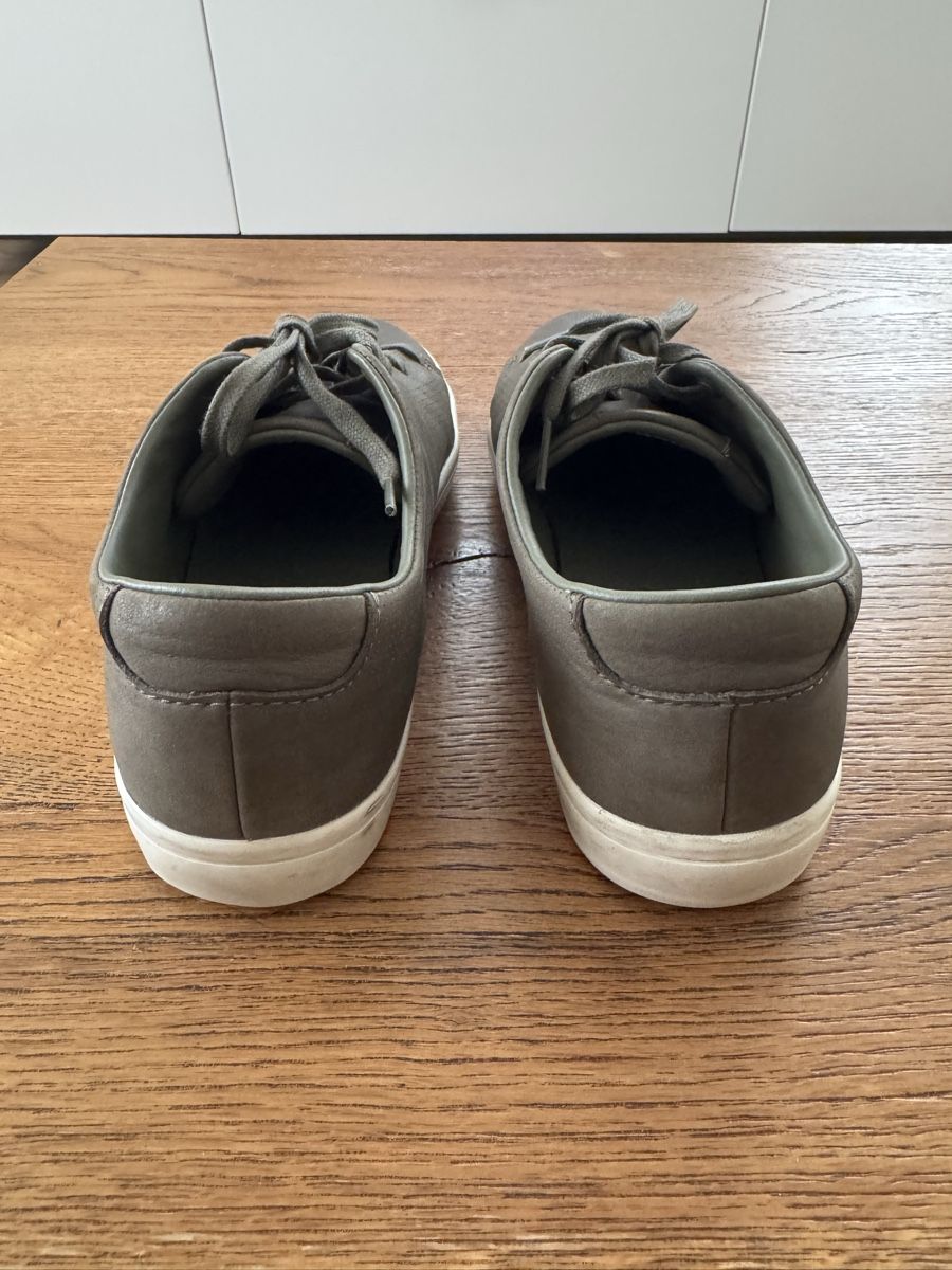 Lacoste Damenschuhe: Sneaker Lacoste oliv Grösse 40.5 gebraucht – Gebraucht aus Küssnacht am Rigi von Belli_12 4