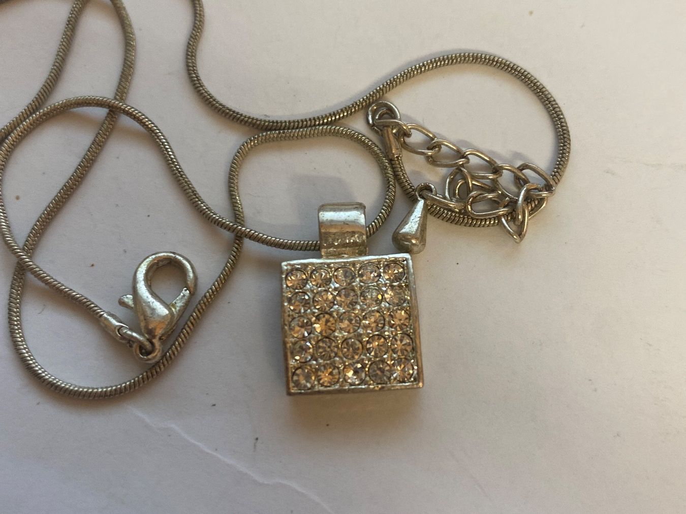 Catenine: Collier élégant avec pendentif carré scintillant – Nuovo (secondo la descrizione) da Le Brassus venduto da cinema13 1