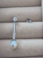 Ein Ohrring aus Weissgold mit Perle