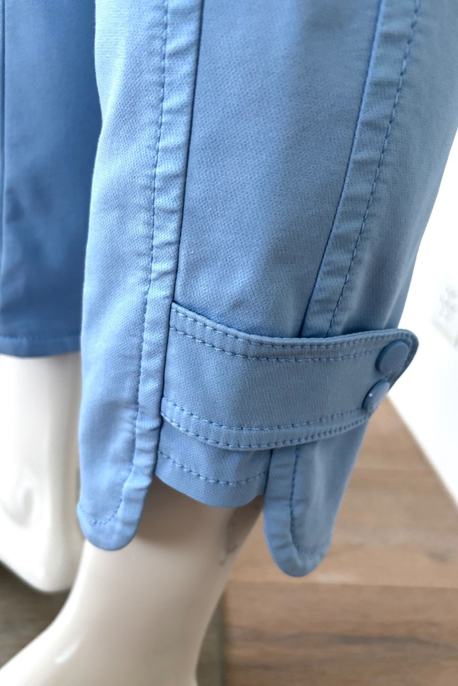 Marc Cain Pantaloni: MARC CAIN Hose, Baumwolle hellblau Logo-Bund - EU 36 – Usato da Bottmingen venduto da Merkur_Basel 4