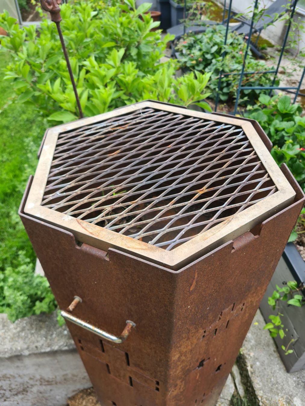 Griglie: Rostige Feuersäule / Grill, Gartendeko, – Usato da Grünenmatt venduto da holzskulptur